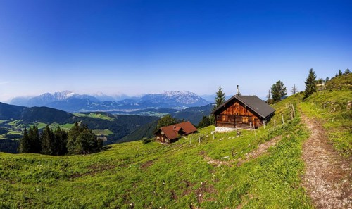 Hiking trail to the Ochsenberg and Eibleck past the Eibleckalm with Untersberg, Osterhorn group,