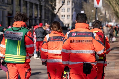 Rose Monday carnival parade in Düsseldorf, rescue workers at the Rose Monday parade, Johanniter