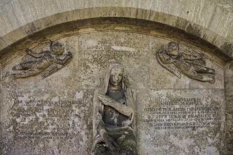 Unter den Linden cemetery, burial site, memorial stone for Emil Gminder and family, stone figures,