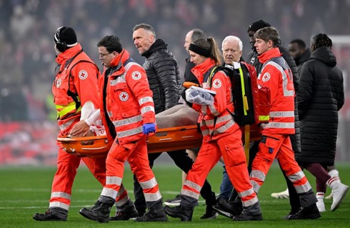 Paramedics carry Benjamin Henrichs RasenBallsport Leipzig RBL (39) injured injury Achilles tendon