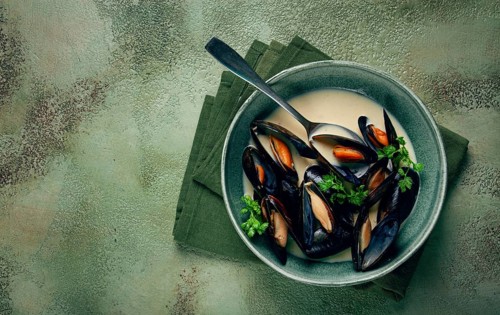 Mussels in shells, in creamy garlic sauce, mussels in bechamel sauce, homemade, no people