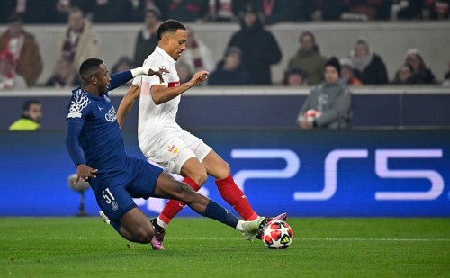 Duel, action Jamie Leweling VfB Stuttgart (18) against Willian Pacho FC Paris Saint-Germain PSG