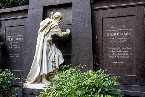 Sculpture Knocking Pilgrim at the grave of the landscape painter Eduard Leonhardi (1828-1905) by