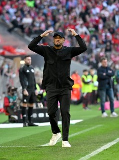 Coach Vincent Kompany FC Bayern Munich FCB disappointed after missed goal opportunity Gesture