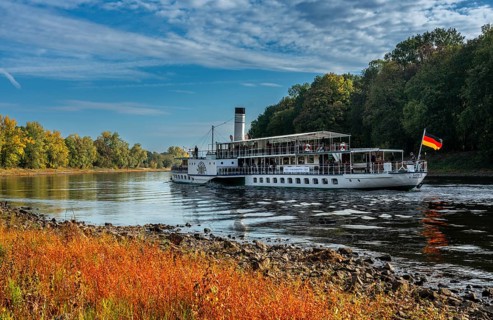 Paddle steamer on the Elbe near Pillnitz, Saxony, Germany, Europe