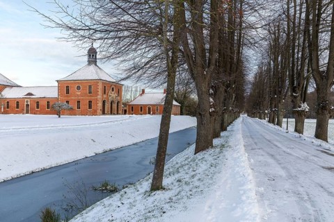 Linden avenue (Tilia), surrounding graft, the so-called moat or castle moat in the snow, with
