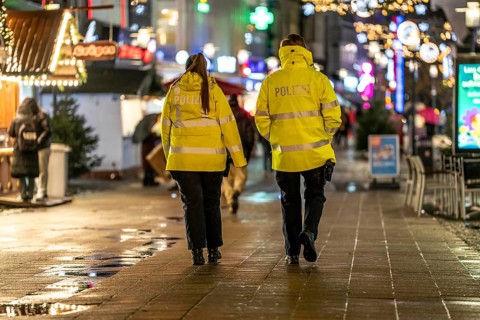 Rainy weather, police patrol, Christmas market, pedestrian zone, Essen, North Rhine-Westphalia,