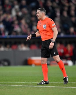 Referee Referee Istvan Kovacs (ROU) Gesture, Gesture, Champions League, Allianz Arena, Munich,