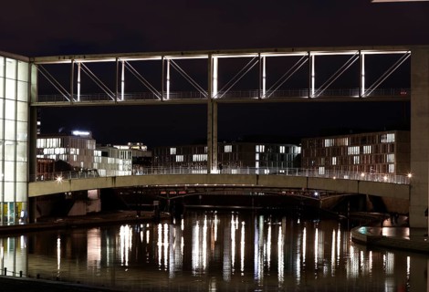 Evening atmosphere in the government district, a bridge over the Spree connects the parliament