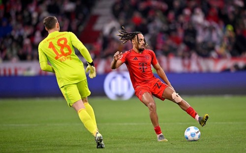 Sacha Boey FC Bayern Munich FCB (23) Action on the ball Goalkeeper Daniel Peretz FC Bayern Munich