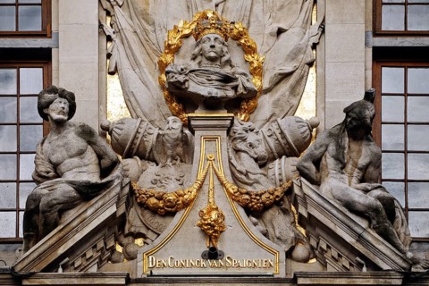 Baroque façade detail of the Au Roi d'Espagne guildhall with bust of Charles II, Bakers' Guild,