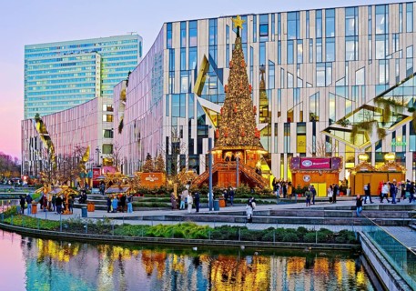 Dreischeibenhaus and Christmas market in front of the Koe-Bogen by architect Daniel Libeskind,