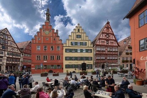Medieval inns, on the left the former Ratstrinkstube, Gasthaus Zur Glocke and Deutsches Haus, in