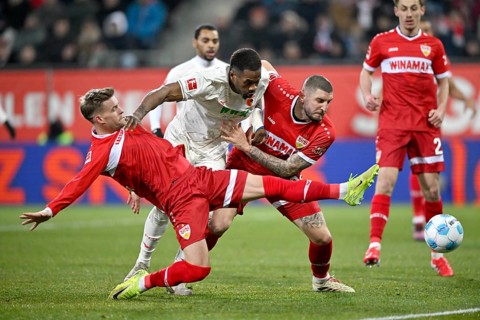 Penalty area scene, goal area scene duel, action Samuel Essende FC Augsburg FCA (09) against