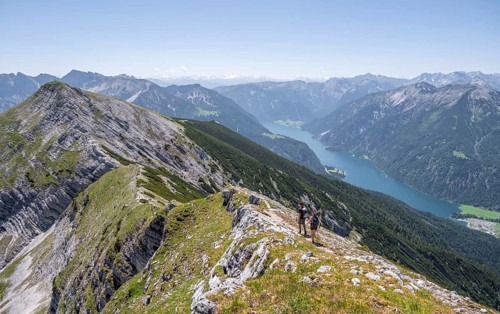 Mountaineer on the summit ridge of the Unnütz, behind Achensee and Seekarspitze, Unnütz crossing,