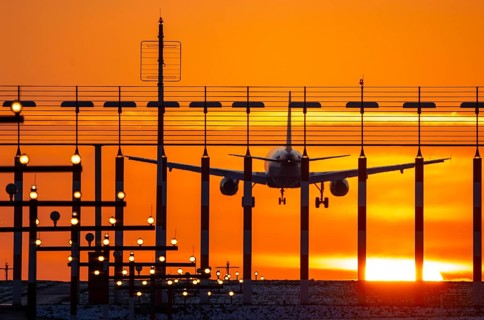 Aircraft approaching the main runway south, 05R/23L, runway lighting, approach aids, at Düsseldorf