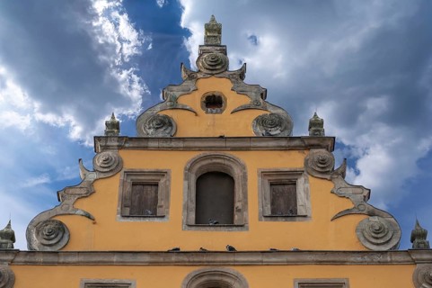 Gable of the historic Schranne, built in 1617 as a granary, Weinmarkt 7, Dinkelsbühl, Bavaria,