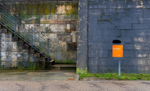 Berlin city cleaning wastepaper basket in front of grey wall, Spreeufer in the government district,