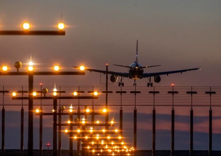 Aircraft approaching the main runway south, 05R/23L, runway lighting, approach aids, at Düsseldorf