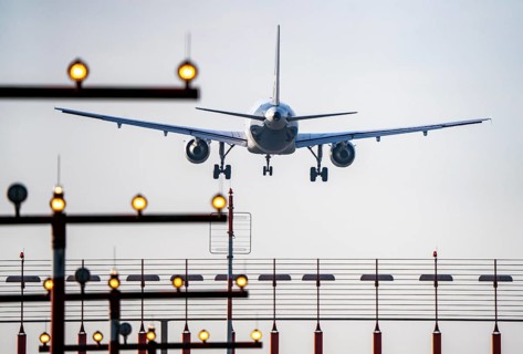 Aircraft approaching the main runway south, 05R/23L, runway lighting, approach aids, at Düsseldorf