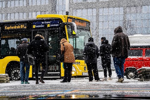 Winter weather, heavy snowfall, passengers waiting for the bus in the snow, at Essen central