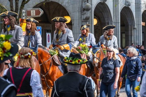 Parade of historically costumed guild members, Zunft zur Saffran, Sechseläuten or Sächsilüüte,
