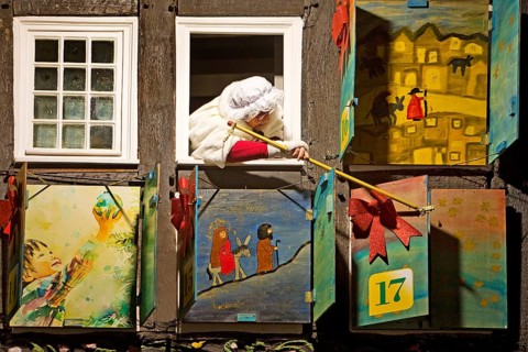 Mrs Holle opens a Tor tor at the big Advent calendar at the Old Town Hall at the Nostalgic