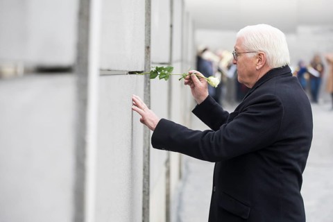 Frank-Walter Steinmeier (President of the Federal Republic of Germany) sticks a rose into the Wall