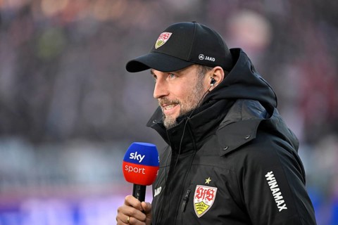 Coach Sebastian Hoeneß VfB Stuttgart Portrait in interview Microphone Microphone Logo SKY MHPArena,