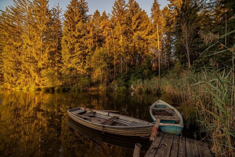 Boats in the autumnal Schmutter Weiher in the Allgäu near the municipalities of Halblech,