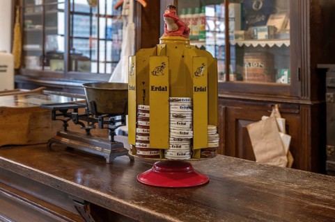 Erdal revolving stand for shoe polish in a former Thuringian drugstore from 1898, set up as a