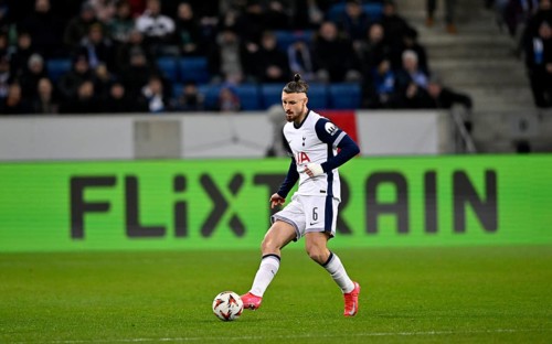 Radu Dragusin Tottenham Hotspur Spurs (06) Action on the ball perimeter advertising FLIXTRAIN,