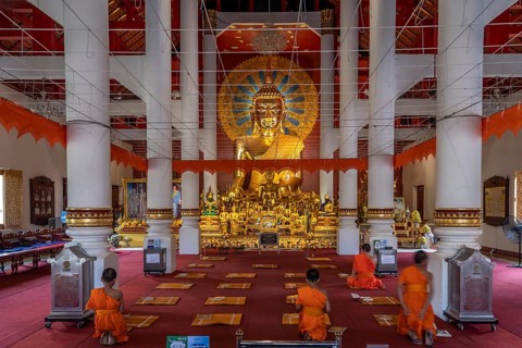Novices praying in the Buddhist temple Wat Phra Singh, Chiang Mai, Thailand, Asia