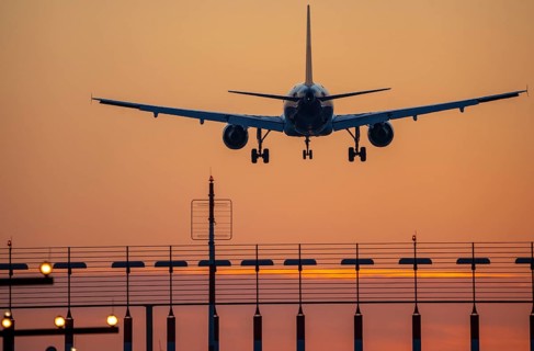 Aircraft approaching the main runway south, 05R/23L, runway lighting, approach aids, at Düsseldorf