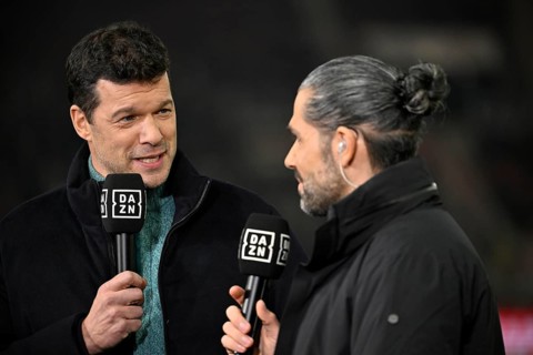 DAZN TV expert Michael Ballack, portrait, in an interview with reporter Daniel Herzog Microphone