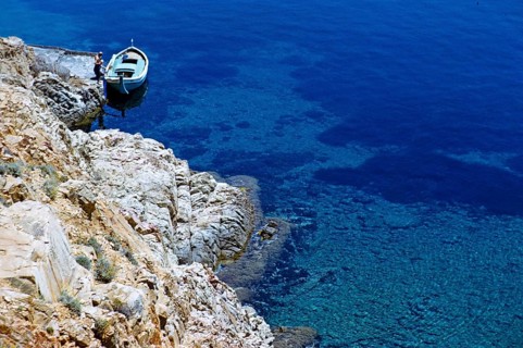 Blick auf kleine offene Boote, die an der Küste des tiefblauen Meeres vertäut sind, Insel Ibiza,