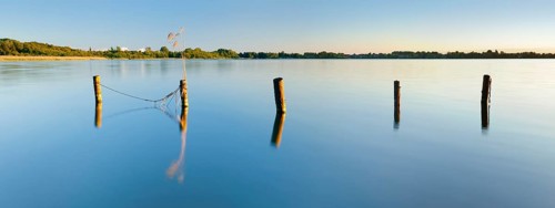 Evening mood at the Schaalsee, wooden post in the water, Zarrentin am Schaalsee, Schaalsee