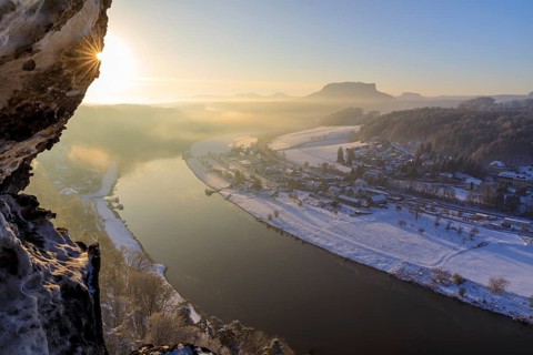 View from the Tiedge Aussicht at the Bastei into the Elbe valley with the spa town of Rathen and