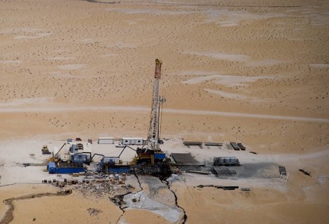 Oil industry in the Ras Tanura area, Saudi Arabia, drilling rig in the desert 1979, Asia