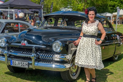 American road cruiser Petticoat Denise in front of Ford Mercury