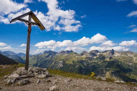 Field cross at the Rappensee, Allgäu Alps, Allgäu, Bavaria, Germany, Europe