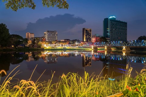 Chiang Mai skyline reflected in the Mae Nam Ping River at dusk, Chiang Mai, Thailand, Asia