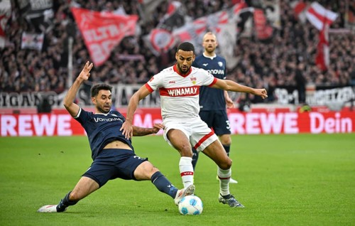 One-on-one, action Gerrit Holtmann VfL Bochum BOC (21) against Josha Vagnoman VfB Stuttgart (04)