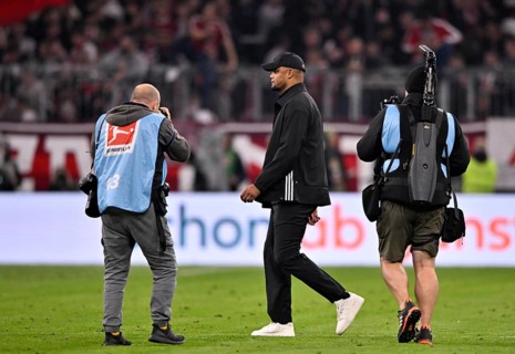 Coach Vincent Kompany FC Bayern Munich FCB in the focus of the press, press photographer, sports