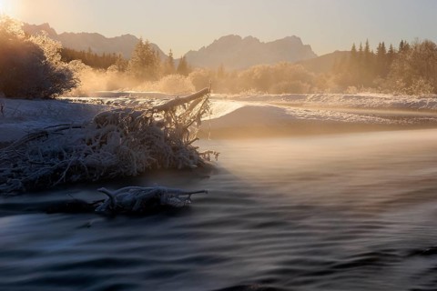 Wild river, riverbed, winter, snow, hoarfrost, backlight, fog, long exposure, Isar, view of
