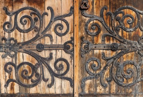 Old wooden gate with hand-forged, curved fittings, former Hanseatic city of Visby, UNESCO World