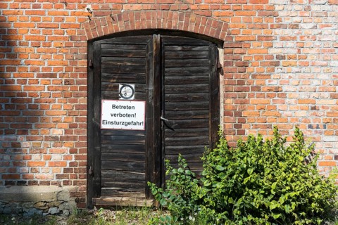 Tor tor with warning sign due to danger of collapse at the so-called Schleiferei, Spreeinsel in