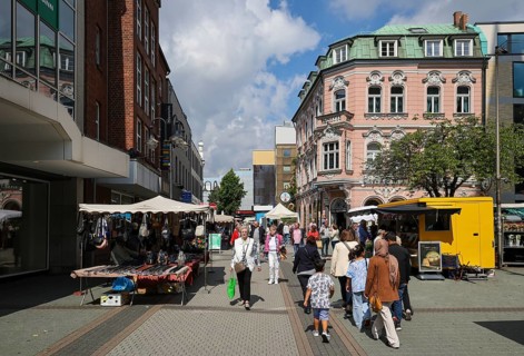 Bottrop, North Rhine-Westphalia, Germany, people on market day in the city centre, in the