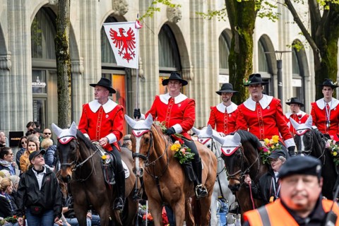 Zunft zur Zimmerleuten, parade of historically costumed guild members, Sechseläuten or Sächsilüüte,