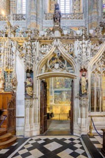 Exit portal from the choir flanked by statues of St Simon and St Mathias in St Cecilia's Cathedral,